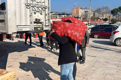 İncirliova'da Hayır Soğanı İzdihamı: Bir Tır Dolusu Ürün Bir Saatte Bitti!