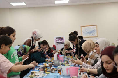 İzmir'de Sanatla Gelen Uyum: 150 Kadın Seramik Atölyesinde Buluştu