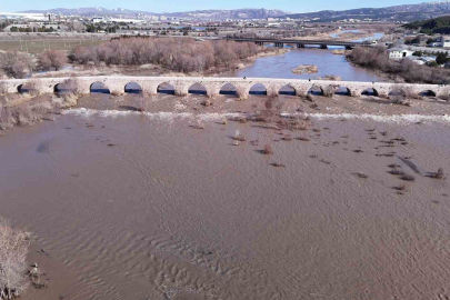 Sivas’ta Karlar Eridi, Kızılırmak Coştu: 15 Yıldır Böylesi Görülmedi