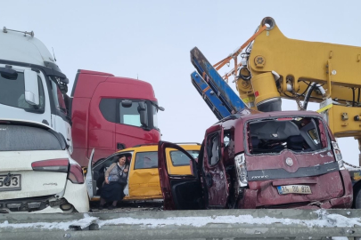 Zincirleme kaza: Sis ve Buzlanma Yolu Savaş Alanına Çevirdi!