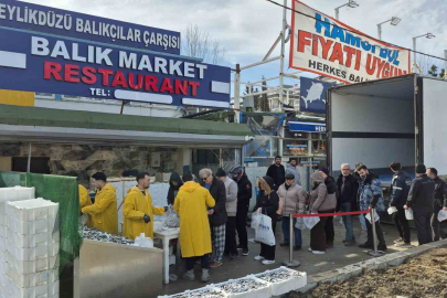 Beylikdüzü’nde 3 Tır Ücretsiz Hamsi Dağıtıldı