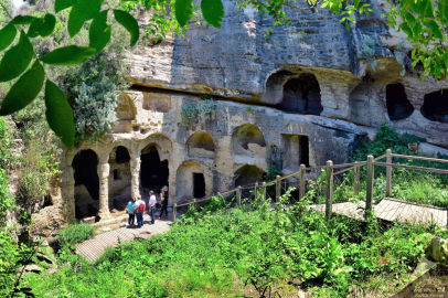 Dağın İçinden Geçen Roma Mühendisliği : Titus Tüneli’ne Nasıl Gidilir?