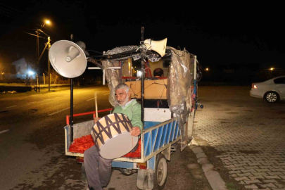 Kozan'da Sahurda Teknoloji Dönemi: Hoparlörlü Davulcu Halay Çektiriyor