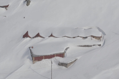 Yaylada kar kalınlığı 3 metreyi aştı; evler kayboldu