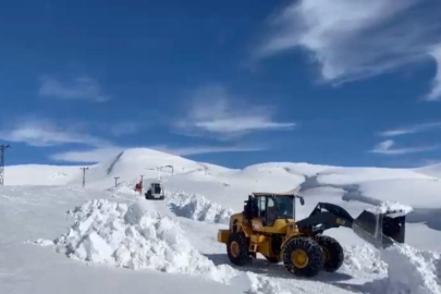 Şırnak'ta Beyaz Esaret: 5 Metrelik Kar Duvarları Arasında Zorlu Mesai!