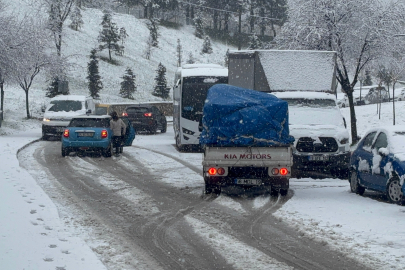 Bursa'da Kar Esareti: Yokuşu Çıkamayan Sürücüler Araçlarını Terk Etti!