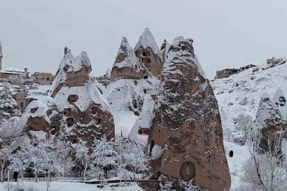 Kapadokya’da Görsel Şölen: Peribacaları Beyaz Gelinliğini Giydi!