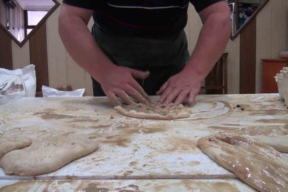 Kütahya’da Ramazan Mesaisi: 11 Ay Beklenen Tahinli Pide Tezgahlara İndi!