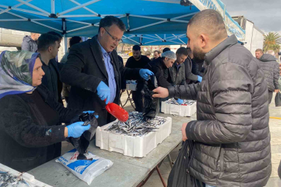 Alaşehir'de Karadeniz Rüzgarı: 8 Ton Ücretsiz Hamsi 1 Saatte Tükendi!