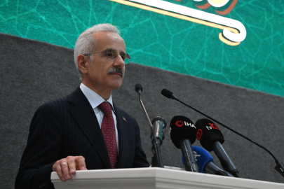 Sosyal Medyada 15 Yaş Sınırı Geliyor: Bakan Uraloğlu Detayları Açıkladı!