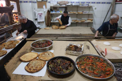 Elazığ’da İftar Mesaisi: Fırınlarda Tepsi Yemeği Yoğunluğu Başladı!