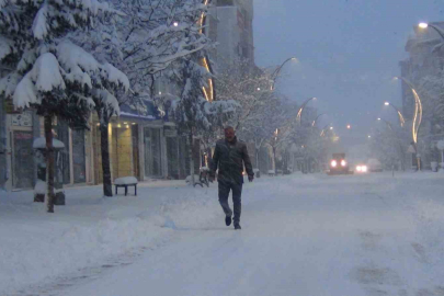 Kars’ta Kar Esareti: Okullar Tatil Edildi, 77 Köy Yolu Kapandı!