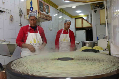 Kilis’te 36 Yıllık Gelenek: Kadayıfın El Dökümü Ustası Mehmet Bekan!
