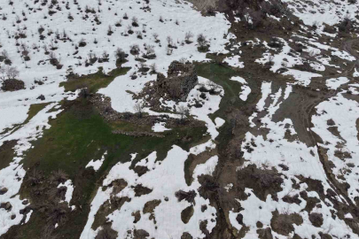 Beytüşşebap’ta 3 Bin Yıllık Tarih Gün Yüzüne Çıktı: Karlar Eridi, Dev Taşlar Göründü!