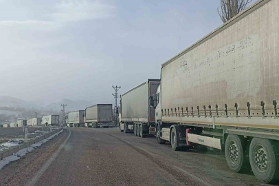 Sivas’ta Kar Esareti: Gürün’de Kilometrelerce Tır Kuyruğu Oluştu!