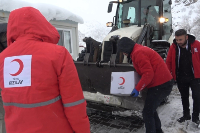 Pülümür'de Kızılay Seferberliği: Hasta Yatağı Kepçeyle Taşındı!