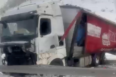 Erzincan–Erzurum Yolunda TIR Kazası: Trafik Kilitlendi