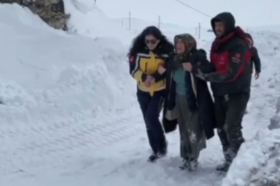 Kars’ta Zamanla Yarış: Kara Saplanan Ambulans Güçlükle Kurtarıldı!