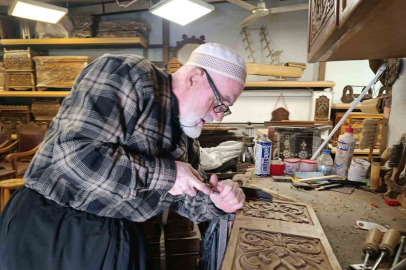 Maraşlı Adem Usta 49 Yıldır El Oyması Sandık Geleneğini Yaşatıyor