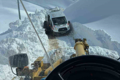 Ağrı’da 2 Metrelik Karda Zamanla Yarış