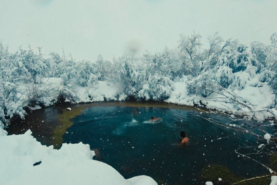 Erzincan'da Eksi 4 Derecede Sıra Dışı Deneyim: Buz Tutan Gölette Yüzdüler