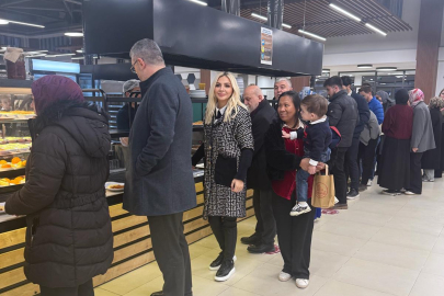 Mimar Merve Mermer ve Oğlu Aslan'dan 900 Öğrenciye İftar