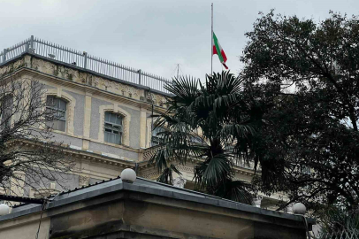 Saldırıların Ardından Yas Kararı: Diplomatik Temsilcilikte Dikkat Çeken Görüntü