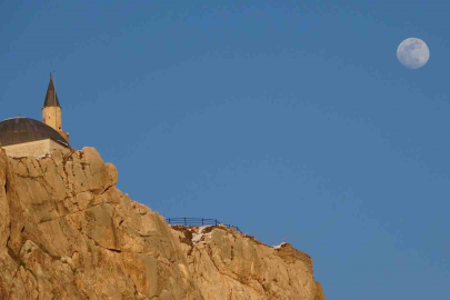 Van Kalesi'nde Şişkin Ay Şöleni Görenleri Büyüledi