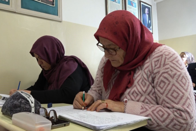 Gaziantep'te 67 Yaşındaki Kadın 60 Yıllık Okuma Hayaline Kavuştu