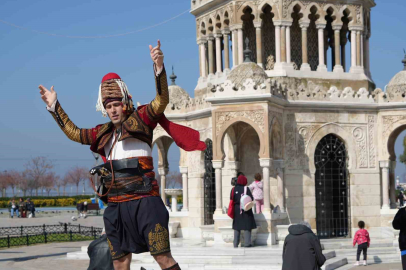 İzmirli Gezen Zeybek Avrupa'da Türk Kültürünü Tanıtıyor