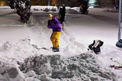 Erzurum Kalesi Önünde Gençlerden Snowboard Gösterisi