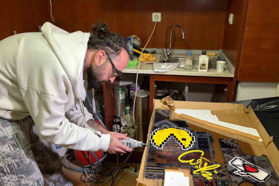 Kırık Kaldırım Taşlarını Sanata Dönüştürdü