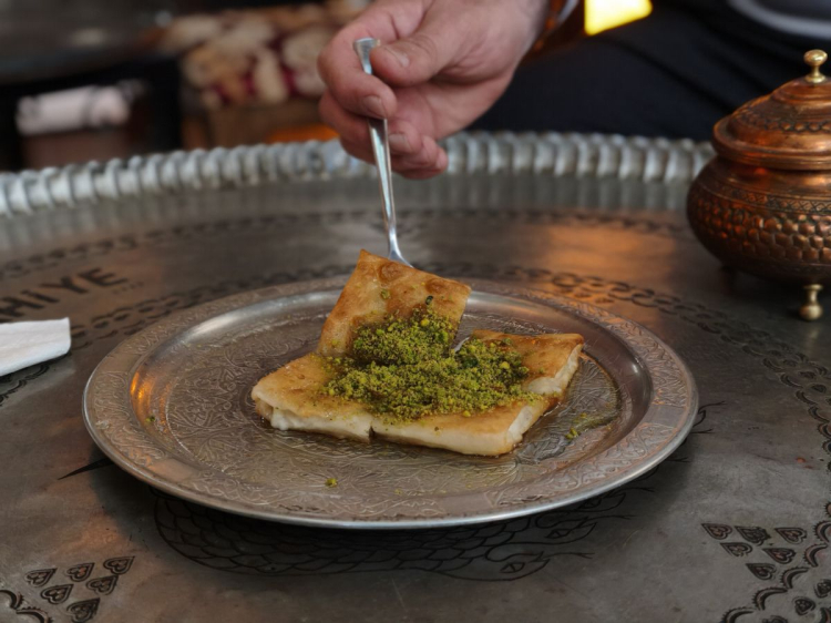 Mardin'de eski zamanlarda kahyalar tarafından yapılan asırlık kahiye tatlısı, peynirli ve cevizli çeşitleriyle iftar sofralarını taçlandırıyor.