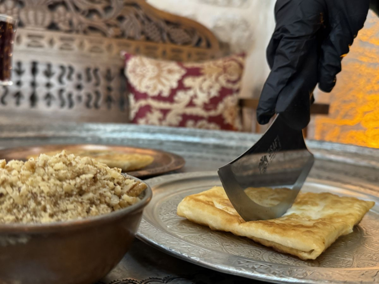 Mardin'de eski zamanlarda kahyalar tarafından yapılan asırlık kahiye tatlısı, peynirli ve cevizli çeşitleriyle iftar sofralarını taçlandırıyor.