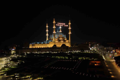 Selimiye Camii'nde Yeni Mahya: Camide Hayat Var