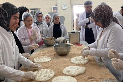 Atatürk Üniversitesi Öğrencilerinden Ramazan Pidesi Mesaisi