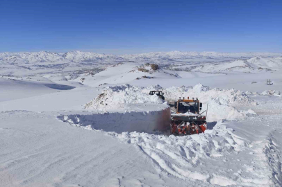 Van Başkale'de 3 Metrelik Kar Tünelleriyle Mücadele