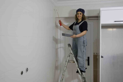 Sivaslı Kadın Kendi Mutfağında Başladığı Boyacılıkta 400 Evi Yeniledi