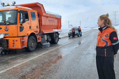 Karayollarının Kadın Şefi Tunceli'de Zorlu Kış Şartlarına Meydan Okuyor