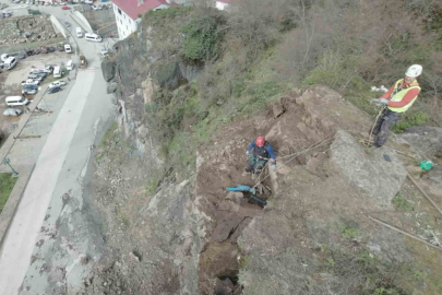 Artvin'de Endüstriyel Dağcılardan Tonlarca Ağırlıkta Kaya Operasyonu