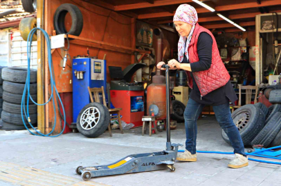 Kadın Lastik Ustası Azmiyle Ön Yargıları Yıkıyor