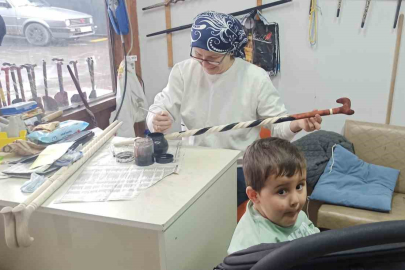 Devrek'in Kadın Baston Ustası Hem Üretiyor Hem Torun Büyütüyor