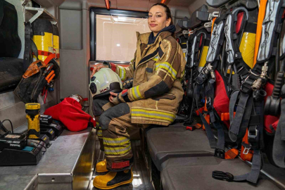 Alevlerle Savaşan Kadın İtfaiyeci Çocukluk Hayalini Yaşıyor
