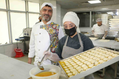 Erkeklerin egemen olduğu mutfağa tek başına girdi