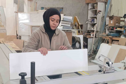 Kahramanmaraşlı Kübra Hem Üniversite Okuyor Hem Mobilya Üretiyor