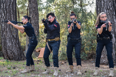 Her yıl binlerce polisi eğiten kadın ekip