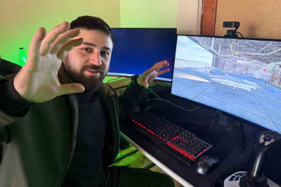 Çatı Katındaki Stüdyodan F-16 Simülasyonu: Genç Youtuber Binlere Uçuş Öğretiyor