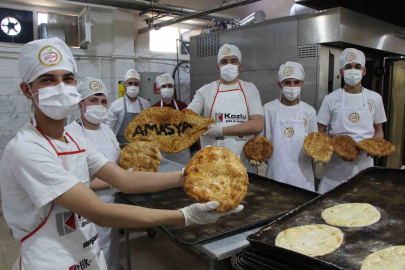 Amasya’da Ramazan Pidelerini ‘Maskeli Beşler’ Hazırlıyor