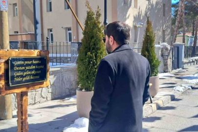 Manilerle Süslenen Şemsiyeli Sokak İlgi Odağı