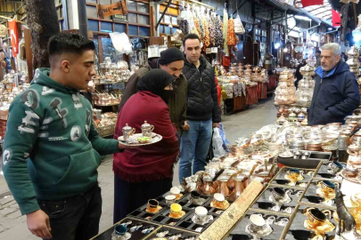 Tarihi Çarşıda Bayram Mesaisi: Bakırın Asil Zarafeti Sofralara Dönüyor